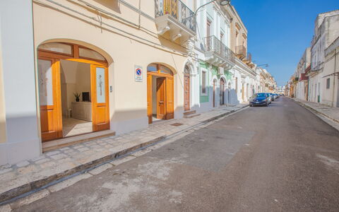 Casa Ettore: Straat, Family Car, Stoep, Stadsauto, Compacte Auto, Steeg