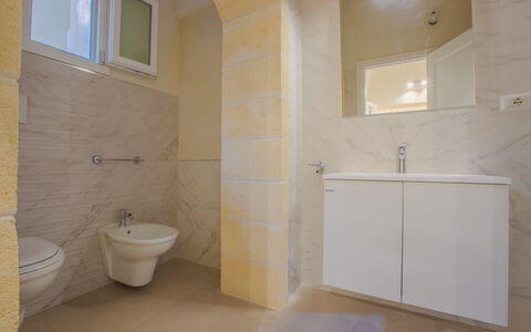Casa Ettore: Flooring, Verdieping, Loodgieterswerkinrichting, Badkamer, Interieur Ontwerp, Wastafel In De Badkamer, Wastafel, Loodgieter, Kraan, Tegel