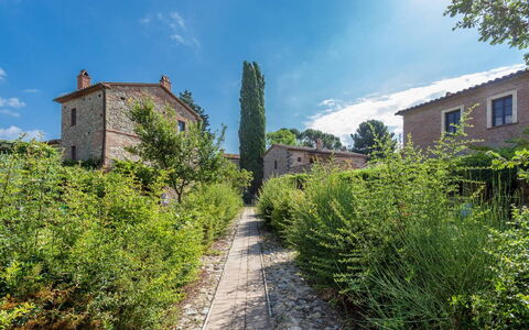 Appartamento La Torretta Di Pietra, Wifi, Perugia: Struik, Landgoed, Tuin, Landscaping, Evergreen, Historisch Huis, Villa, Boerderij