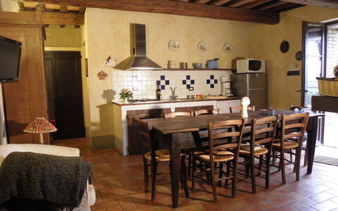 Appartamento Pietra Viva, Wifi, Near Perugia: Meubilair, Interieur Ontwerp, Flooring, Hout, Verdieping, Tafel, Plafond, Keuken En Eettafel, Stoel, Keuken
