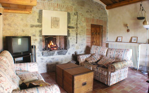Appartamento Poggiolo, Wifi, Near Perugia: Meubilair, Muur, Flooring, Interieur Ontwerp, Kamer, Tafel, Stoel, Woonkamer, Bankstel, Plafond