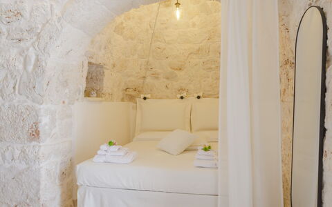 Trullo Quattro Carrini: Slaapkamer, Linens, Bed, Bedding, Laken, Stenen Muur, Hoofdkussen