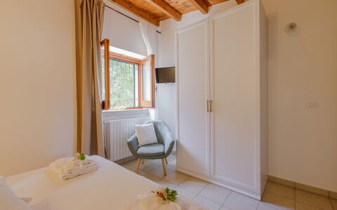 Trullo Quattro Carrini: Hout, Interieur Ontwerp, Flooring, Verdieping, Plafond, Slaapkamer, Kamer, Bed, Huis, Beits