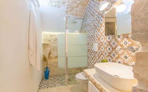 Lamia Del Vespro: Flooring, Loodgieterswerkinrichting, Interieur Ontwerp, Badkamer, Verdieping, Toilet, Loodgieter, Plafond, Tegel, Wc Bril