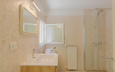 Casa Nonna Netta: Flooring, Muur, Loodgieterswerkinrichting, Badkamer, Verdieping, Interieur Ontwerp, Wastafel In De Badkamer, Kraan, Wastafel, Plafond