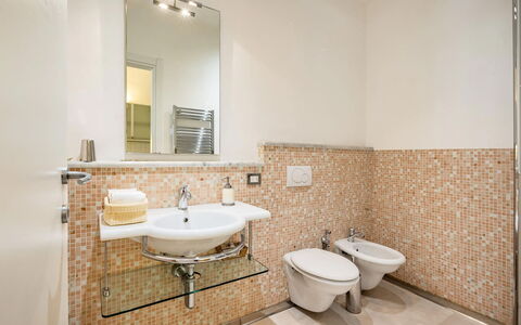Casa Garibaldi - Levanto: Badkamer, Wastafel In De Badkamer, Loodgieterswerkinrichting, Flooring, Interieur Ontwerp, Wastafel, Verdieping, Kraan, Loodgieter, Spiegel