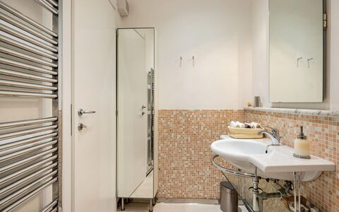Casa Garibaldi - Levanto: Badkamer, Loodgieterswerkinrichting, Flooring, Interieur Ontwerp, Wastafel In De Badkamer, Verdieping, Wastafel, Spiegel, Kraan, Loodgieter