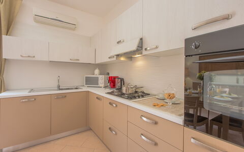 La Nuvola Sui Pedali: Keuken, Toestel Van De Keuken, Countertop, Major Appliance, Hout, Cabinetry, Flooring, Interieur Ontwerp, Fornuis, Wastafel