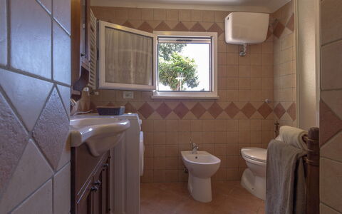Casale La Pieve: Flooring, Verdieping, Loodgieterswerkinrichting, Interieur Ontwerp, Badkamer, Wastafel, Verlichting, Loodgieter, Kraan, Wastafel In De Badkamer