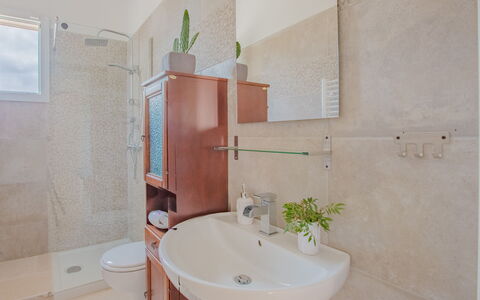 Villa Vera: Badkamer, Wastafel In De Badkamer, Loodgieterswerkinrichting, Flooring, Wastafel, Interieur Ontwerp, Verdieping, Kraan, Toilet, Loodgieter