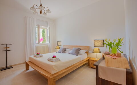 Villa Vera: Meubilair, Bed, Interieur Ontwerp, Flooring, Verdieping, Slaapkamer, Hout, Kamer, Laken, Bedding