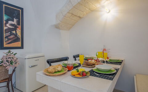 Casa Tosca: Interieur Ontwerp, Meubilair, Flooring, Verdieping, Kamer, Appartement, Plafond, Stoel, Kamerplant, Keuken En Eettafel
