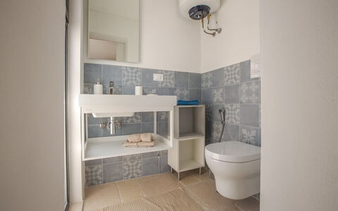Casa Bolero: Muur, Flooring, Loodgieterswerkinrichting, Verdieping, Wc Bril, Toilet, Badkamer, Interieur Ontwerp, Tegel, Wastafel