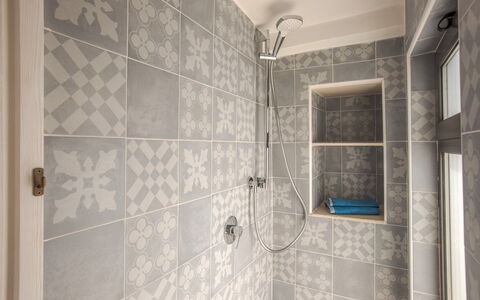 Casa Bolero: Flooring, Verdieping, Badkamer, Tegel, Loodgieterswerkinrichting, Kamer, Loodgieter, Ontwerp