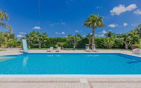 Trullo Poggio Con Piscina: Blauw, Zwembad, Toevlucht, Vrije Tijd, Schaduw, Eco Hotel, Landscaping, Tropen, Badplaats