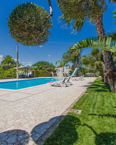 Trullo Poggio Con Piscina: Blauw, Boom, Schaduw, Toevlucht, Zwembad, Landscaping, Eco Hotel, Landgoed, Hacienda