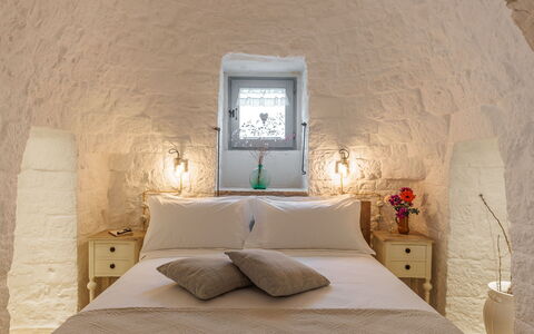 Masseria Le Monache: Plafond, Lichte Inrichting, Slaapkamer, Bed, Lamp, Hoofdkussen, Bedding, Hotel, Kussen Gooien