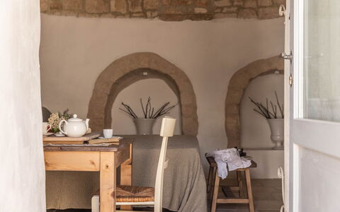 Masseria Le Monache: Meubilair, Interieur Ontwerp, Kamer, Stoel, Natuurlijk Materiaal, Linens, Beits, Hardwood, Kamerplant, Hoofdkussen