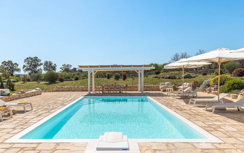 Masseria Le Monache: Zwembad, Samengesteld Materiaal, Buitenmeubels, Toevlucht, Stoel, Schaduw, Landscaping, Tuin, Eco Hotel, Flagstone
