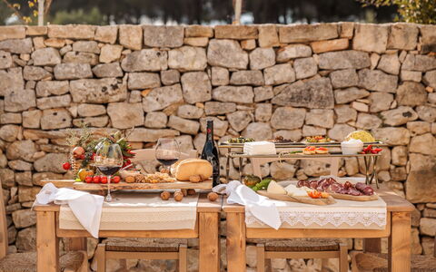 Masseria Le Monache: Meubilair, Voedsel, Tafelkleed, Buitenmeubels, Serveware, Linens, Lunch, Fruit, Buitentafel, Picknick