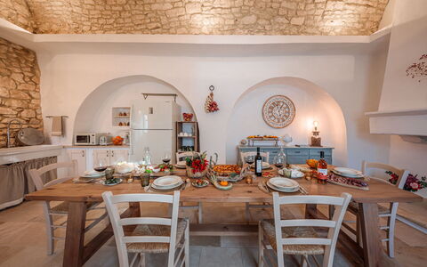 Masseria Le Monache: Meubilair, Interieur Ontwerp, Tafel, Keuken En Eettafel, Huis, Stoel, Eetkamer, Plafond, Kamer, Keuken