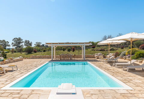Masseria Le Monache: Zwembad, Samengesteld Materiaal, Buitenmeubels, Toevlucht, Stoel, Schaduw, Landscaping, Tuin, Eco Hotel, Flagstone