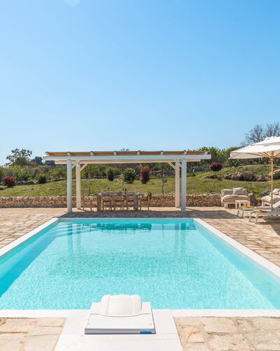 Masseria Le Monache: Zwembad, Samengesteld Materiaal, Buitenmeubels, Toevlucht, Stoel, Schaduw, Landscaping, Tuin, Eco Hotel, Flagstone
