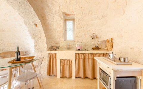 Trullo Della Quercia: Interieur Ontwerp, Meubilair, Plafond, Kamer, Stoel, Lichte Inrichting, Gips, Linens, Kamerplant, Houten Vloer