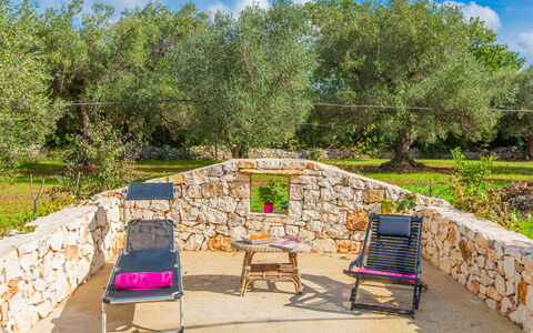 Trullo Della Quercia: Tuin, Buitenmeubels, Backyard, Schaduw, Landscaping, Stenen Muur, Stoel, Werf, Gazon, Park