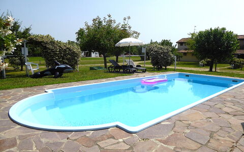 Silea Apartments, Pool, Garden, Treviso: Blauw, Zwembad, Samengesteld Materiaal, Toevlucht, Vrije Tijd, Schaduw, Backyard, Hacienda, Werf, Hotel