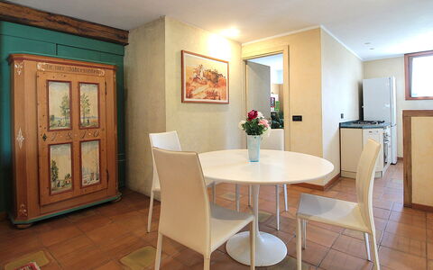 Silea Apartments, Pool, Garden, Treviso: Meubilair, Interieur Ontwerp, Flooring, Verdieping, Hout, Tafel, Eetkamer, Kamer, Plafond, Keuken En Eettafel