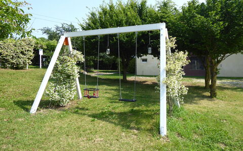 Silea Apartments, Pool, Garden, Treviso: Tuin, Schommel, Gazon, Speeltoestel, Schaduw, Backyard, Werf, Landscaping, Park, Speelplaats