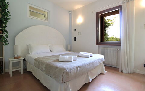 Silea Apartments, Pool, Garden, Treviso: Interieur Ontwerp, Slaapkamer, Bed, Plafond, Meubilair, Kamer, Verdieping, Huis, Bedding, Laken