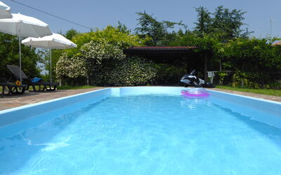 Silea Apartments, Pool, Garden, Treviso: Blauw, Zwembad, Vrije Tijd, Toevlucht, Buitenmeubels, Schaduw, Eco Hotel, Backyard, Paraplu, Hacienda