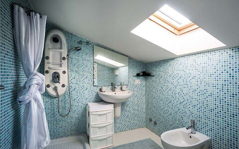 Cala Marina: Blauw, Badkamer, Loodgieterswerkinrichting, Interieur Ontwerp, Flooring, Wastafel In De Badkamer, Verdieping, Wastafel, Toilet, Kraan