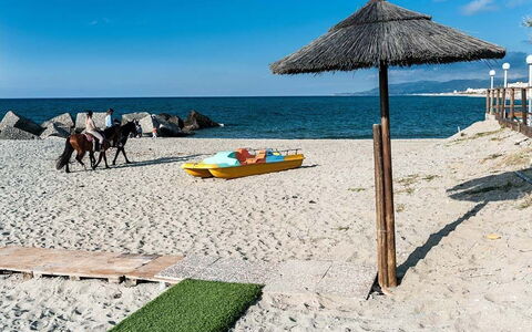 Cala Marina: Strand, Zee, Buitenmeubels, Kust En Oceanic Landvormen, Kust, Schaduw, Kust, Oceaan, Zand, Vakantie
