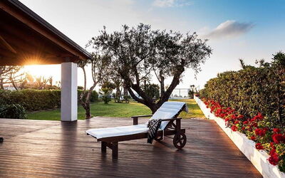 Cala Marina: Schaduw, Tuin, Gazon, Landscaping, Werf, Buitenmeubels, Outdoor Structuur, Eco Hotel, Backyard, Villa