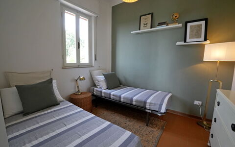 Villa Corsanico: Meubilair, Bed, Interieur Ontwerp, Slaapkamer, Muur, Verdieping, Flooring, Hout, Laken, Kamer