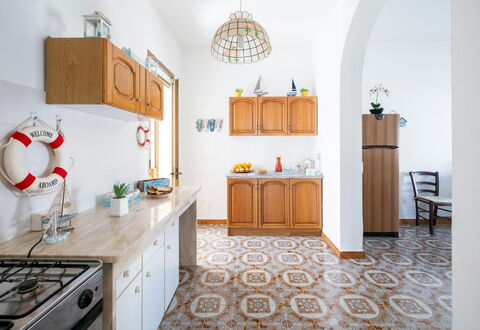 Villa Heart Island Vista Mare: Flooring, Verdieping, Interieur Ontwerp, Meubilair, Keuken, Countertop, Cabinetry, Kamer, Tegel, Beits