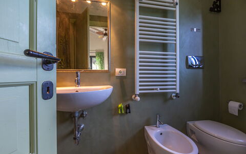 Villa Flaminia: Loodgieterswerkinrichting, Badkamer, Interieur Ontwerp, Flooring, Kraan, Verdieping, Loodgieter, Wastafel, Huis, Wastafel In De Badkamer