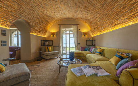 Battisole: Meubilair, Interieur Ontwerp, Muur, Plafond, Flooring, Bankstel, Verdieping, Verlichting, Kamer, Woonkamer