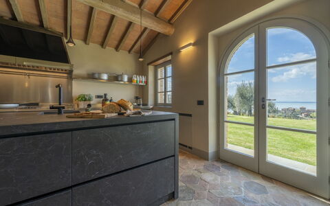 Battisole: Interieur Ontwerp, Flooring, Countertop, Verdieping, Keuken, Meubilair, Cabinetry, Huis, Verlichting, Plafond