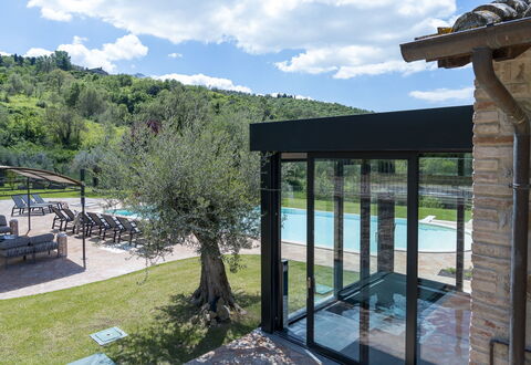 Villa Trasimena: Zwembad, Schaduw, Eco Hotel, Toevlucht, Landscaping, Landgoed, Buitenmeubels, Tuin, Outdoor Structuur, Backyard