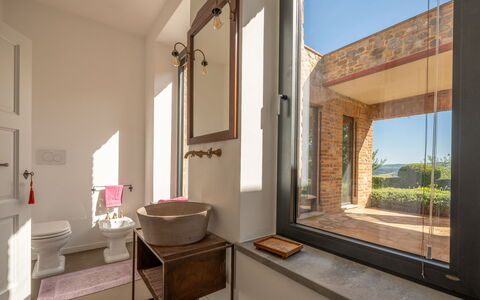 Podere Vigna Nuova: Muur, Interieur Ontwerp, Meubilair, Kamer, Plafond, Steen, Stoel, Beits, Loodgieterswerkinrichting, Kamerplant