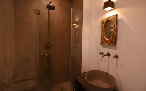 Podere Vigna Nuova: Muur, Loodgieterswerkinrichting, Badkamer, Flooring, Interieur Ontwerp, Verdieping, Verlichting, Bruin, Loodgieter, Spiegel