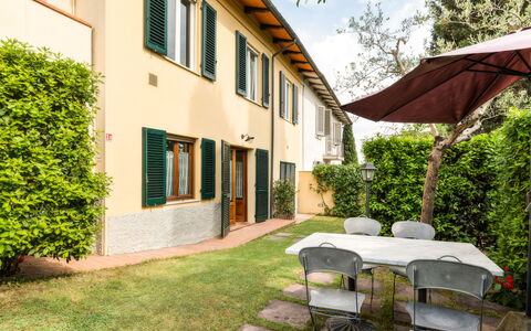 Podere Oliveta: Schaduw, Gazon, Tuin, Werf, Landscaping, Backyard, Balkon, Binnenplaats, Villa, Hacienda