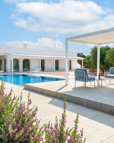 Villa Prestige: Zwembad, Schaduw, Buitenmeubels, Samengesteld Materiaal, Outdoor Structuur, Tuin, Landgoed, Stoel, Toevlucht, Landscaping