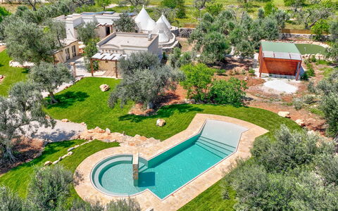 Trulli Corte Kalia, Golf & Puglia: Boom, Struik, Landschap, Tuin, Landscaping, Landgoed, Koepel, Werf, Gazon, Backyard