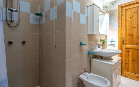 Badesi 10: Badkamer, Loodgieterswerkinrichting, Flooring, Wastafel, Wastafel In De Badkamer, Interieur Ontwerp, Verdieping, Toilet, Kraan, Wc Bril