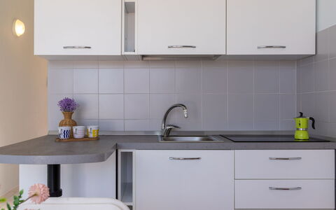 Badesi 10: Keuken, Countertop, Meubilair, Cabinetry, Gootsteen, Toestel Van De Keuken, Interieur Ontwerp, Loodgieterswerkinrichting, Wastafel, Kraan
